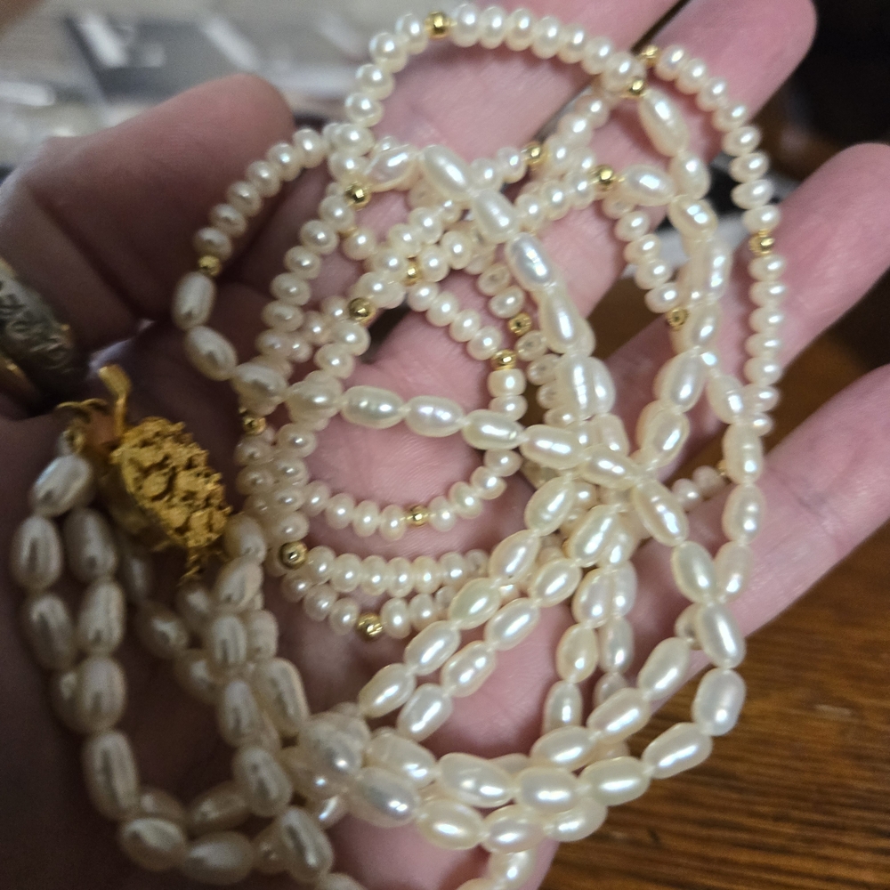 Elegant Pearl and Gold Beaded Necklace